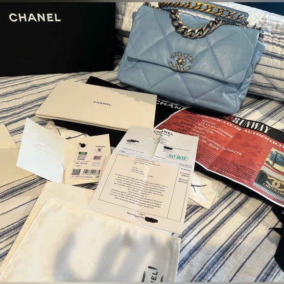 ❌ SOLD ❌ Chanel 19 Large ( 2021 )💲7️⃣0️⃣0️⃣0️⃣ - Picture 6 of 16